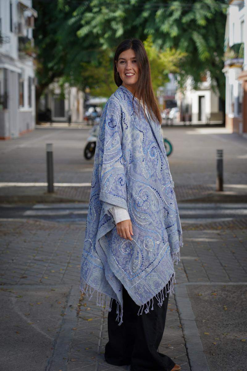 Poncho de lana bordado a mano -Azul I- - Imagen 3