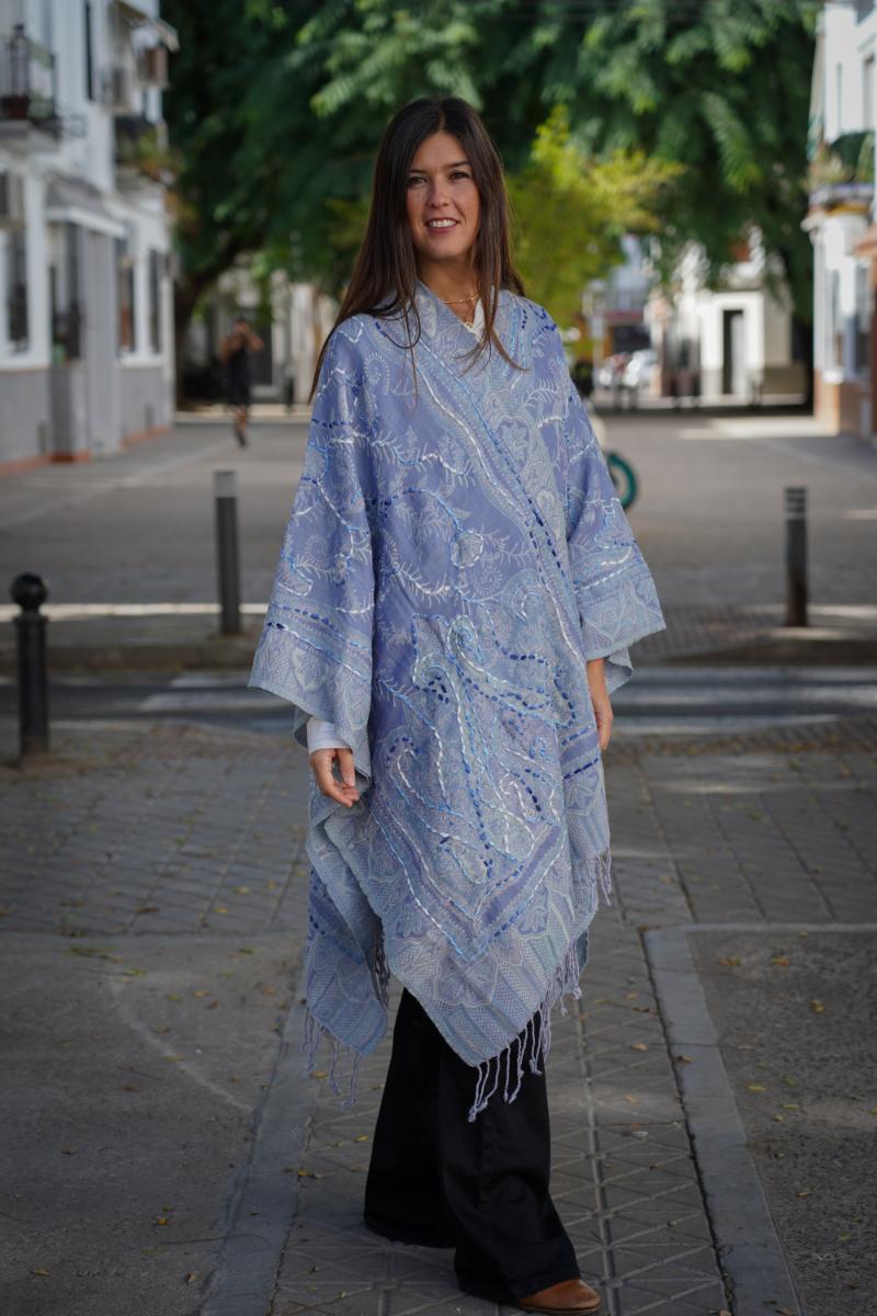 Poncho de lana bordado a mano -Azul II-