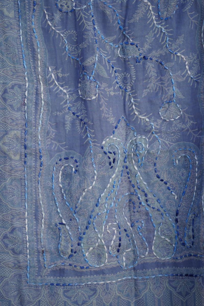 Poncho de lana bordado a mano -Azul II- - Imagen 4