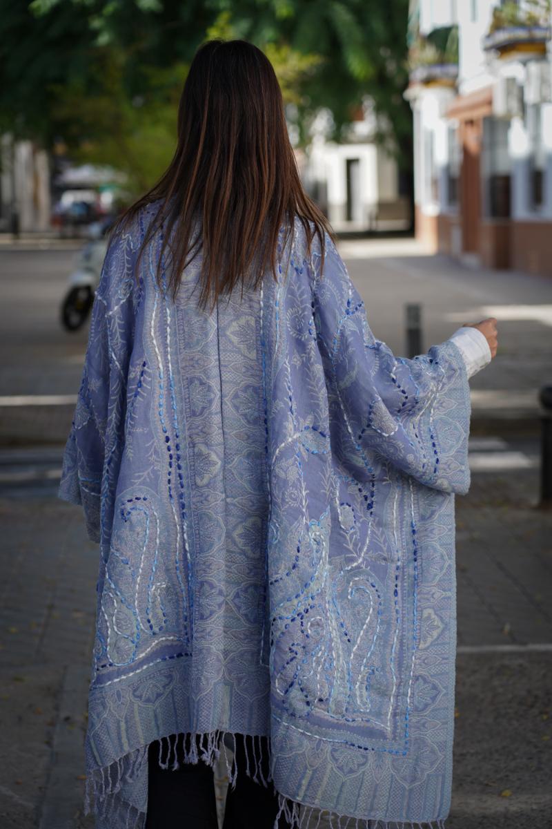 Poncho de lana bordado a mano -Azul II- - Imagen 3