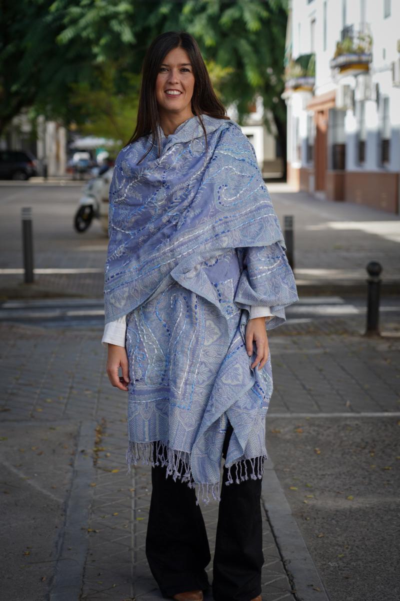 Poncho de lana bordado a mano -Azul II- - Imagen 2