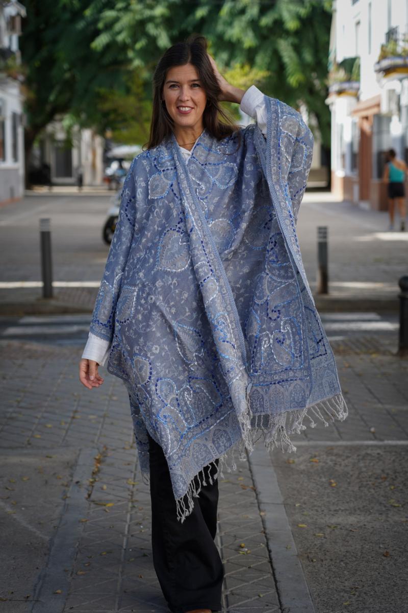 Poncho de lana bordado a mano -Azul III-