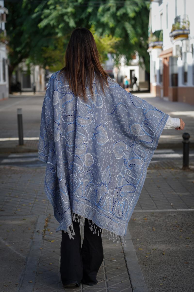 Poncho de lana bordado a mano -Azul III- - Imagen 2