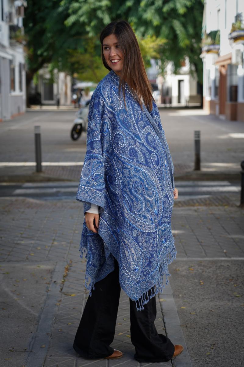Poncho de lana bordado a mano -Azul IV- - Imagen 3