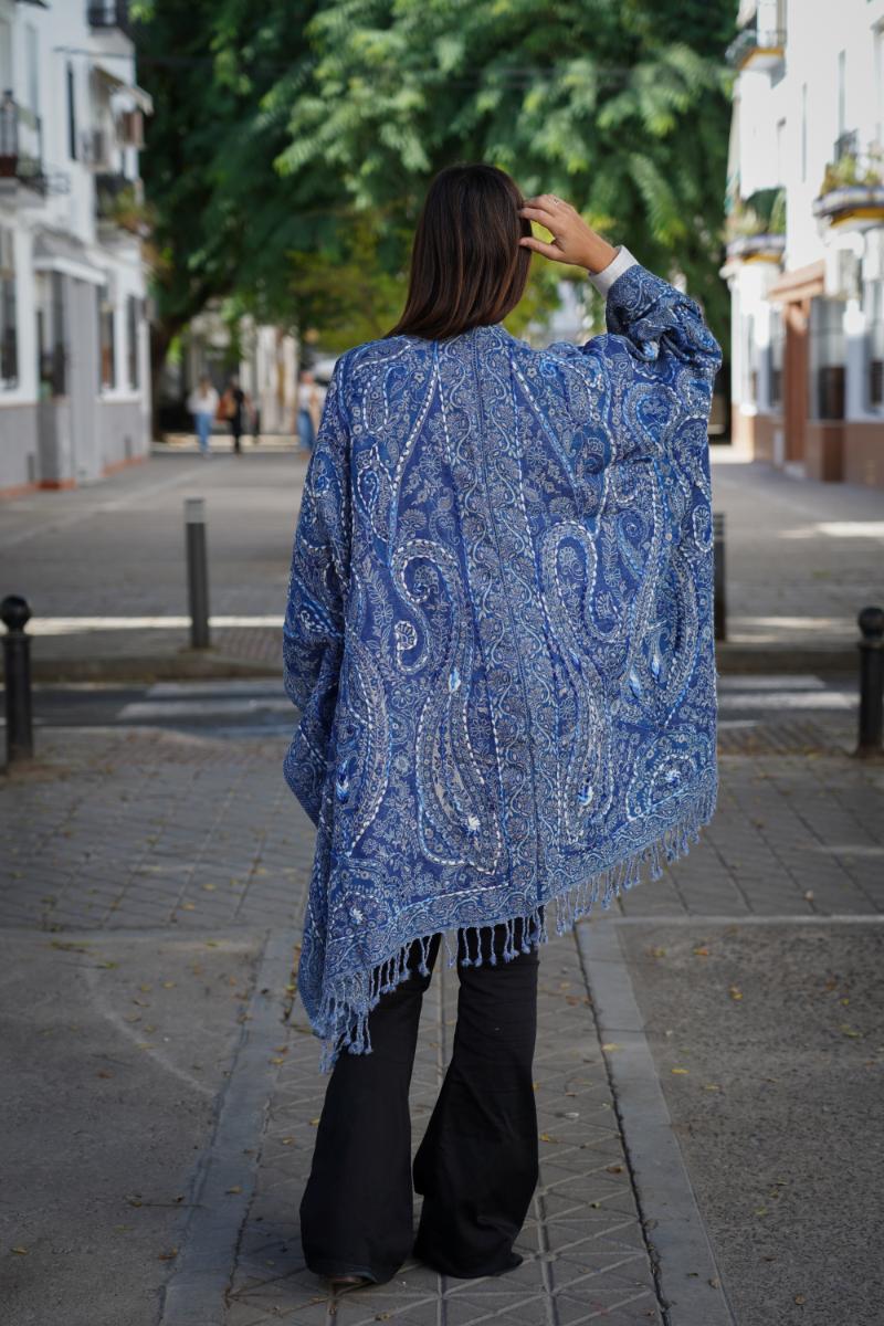 Poncho de lana bordado a mano -Azul IV- - Imagen 2