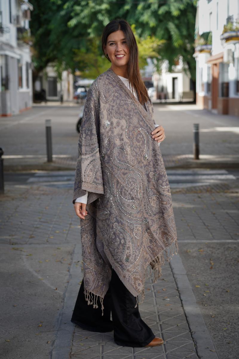 Poncho de lana bordado a mano -Azul gris-