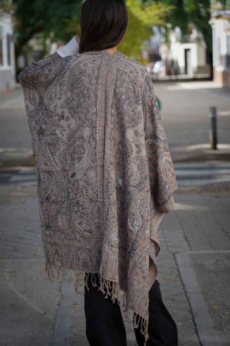 Poncho de lana bordado a mano -Azul gris- - Imagen 3
