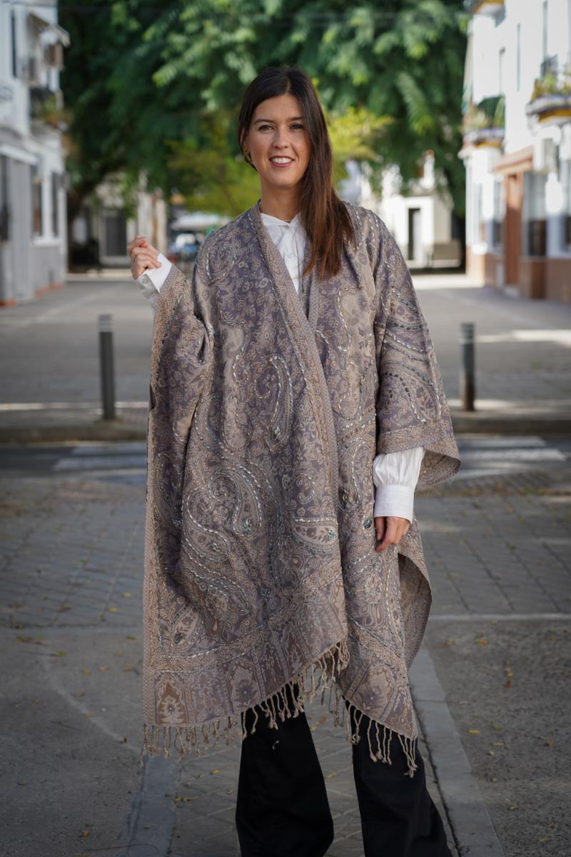 Poncho de lana bordado a mano -Azul gris- - Imagen 2