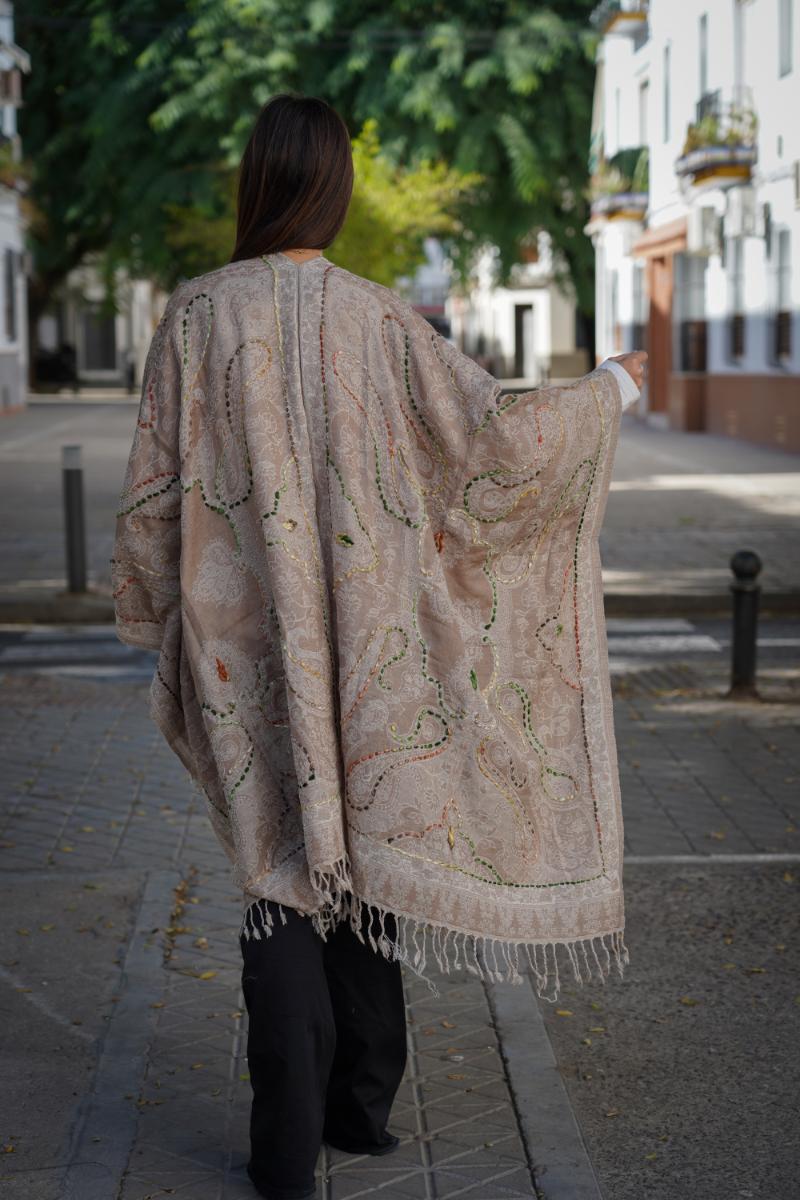 Poncho de lana bordado a mano -Beige-verde- - Imagen 3
