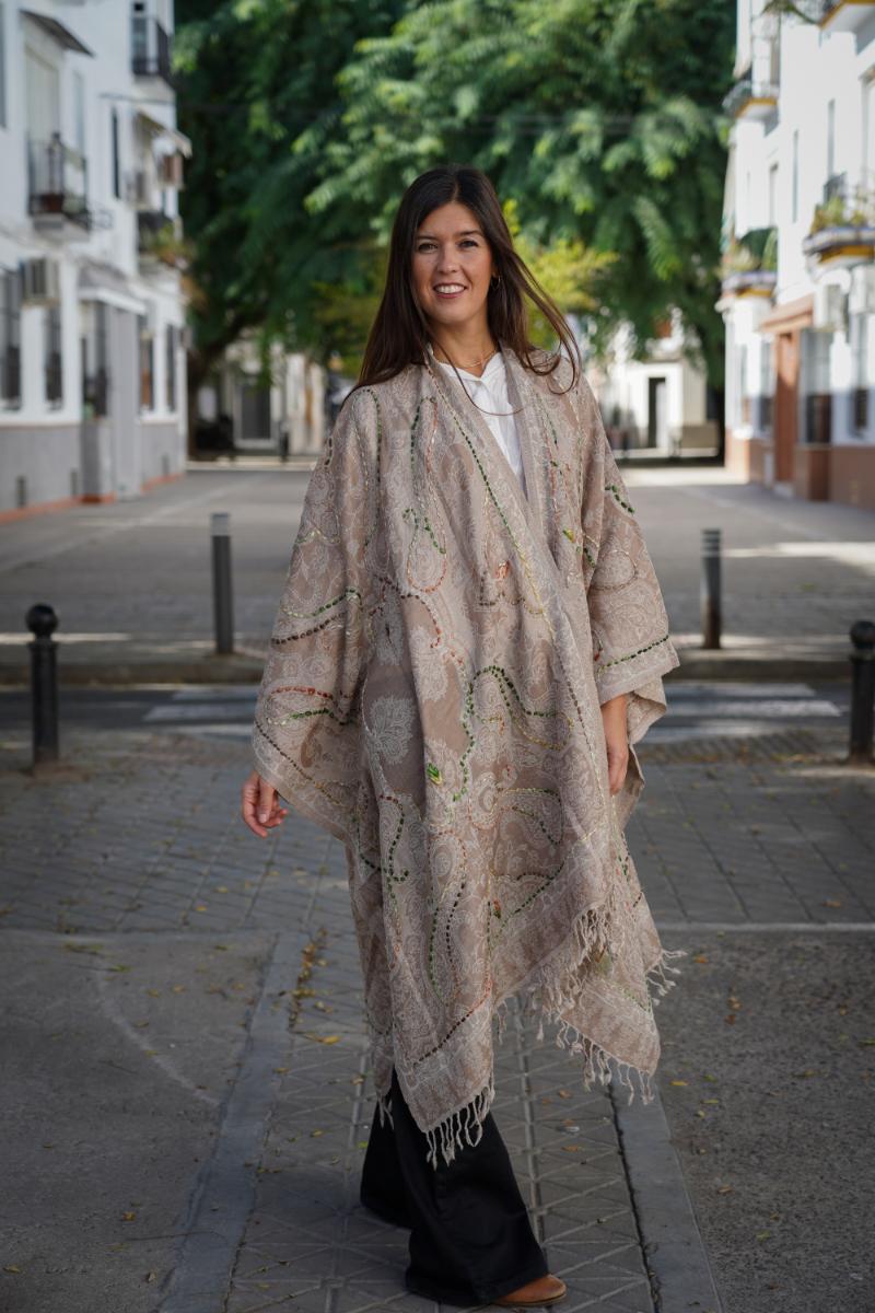 Poncho de lana bordado a mano -Beige-verde- - Imagen 2