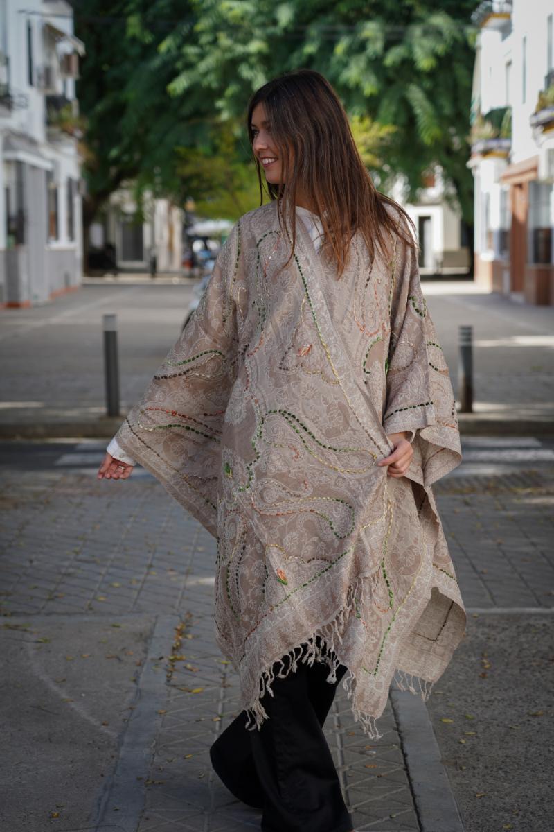 Poncho de lana bordado a mano -Beige-verde-