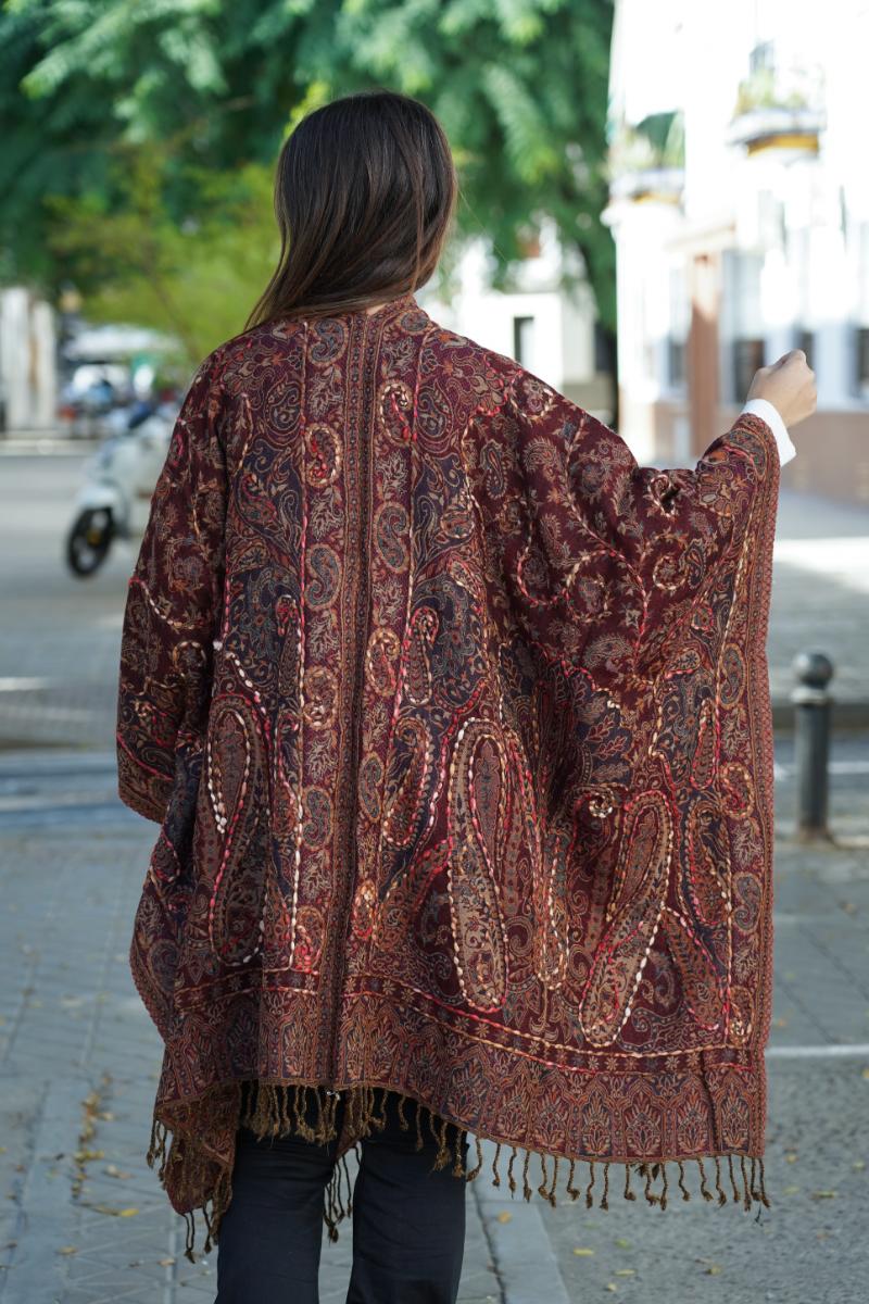 Poncho de lana bordado a mano -Burdeos- - Imagen 3