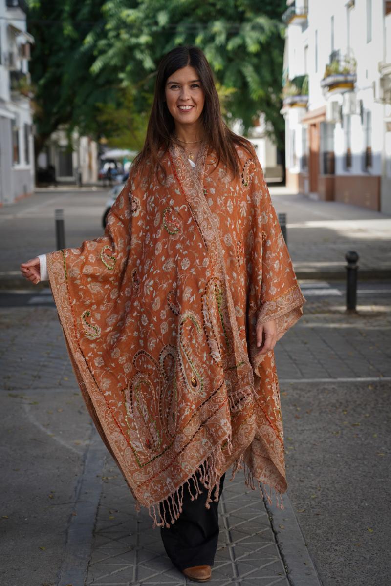 Poncho de lana bordado a mano -Caldera-