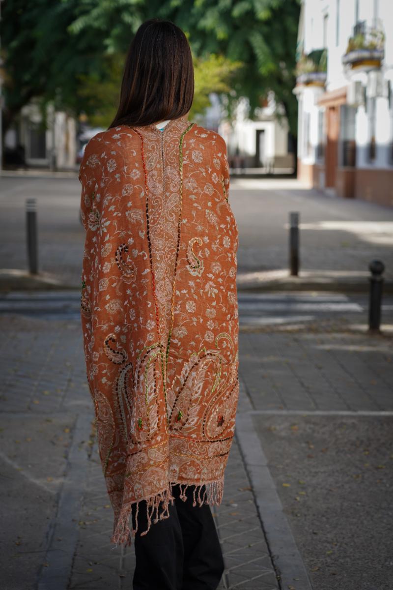 Poncho de lana bordado a mano -Caldera- - Imagen 3