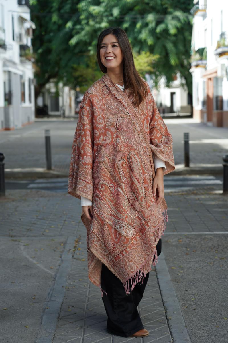 Poncho de lana bordado a mano -Caldera II- - Imagen 2