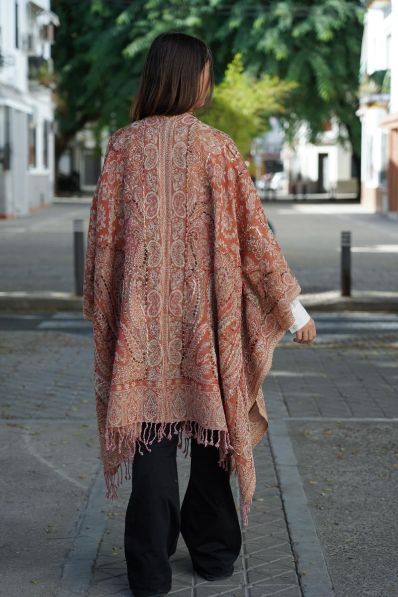 Poncho de lana bordado a mano -Caldera II- - Imagen 3