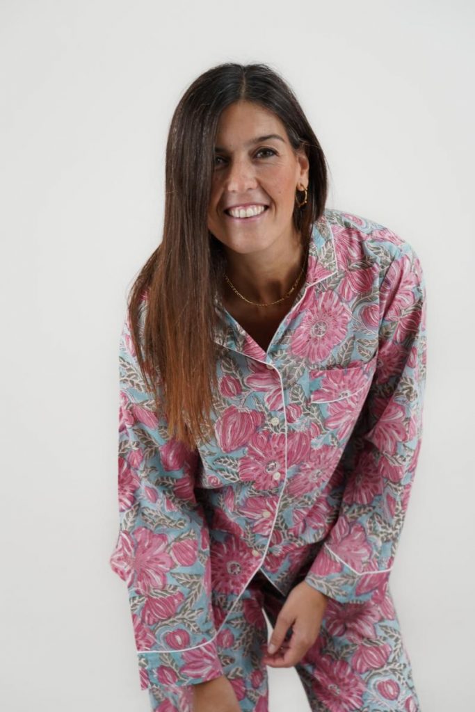 pijama Kerala de algodón ligero decorado con un estampado floral en tonos azul celeste, verde y rosa claro