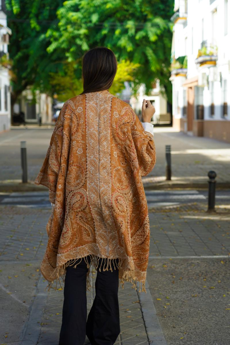 Poncho de lana bordado a mano -Mostaza- - Imagen 3