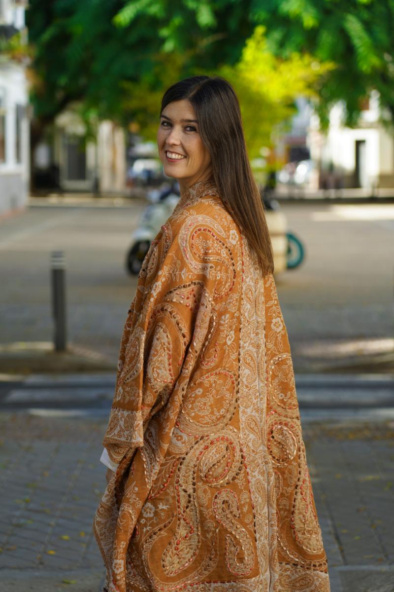 Poncho de lana bordado a mano -Mostaza- - Imagen 2