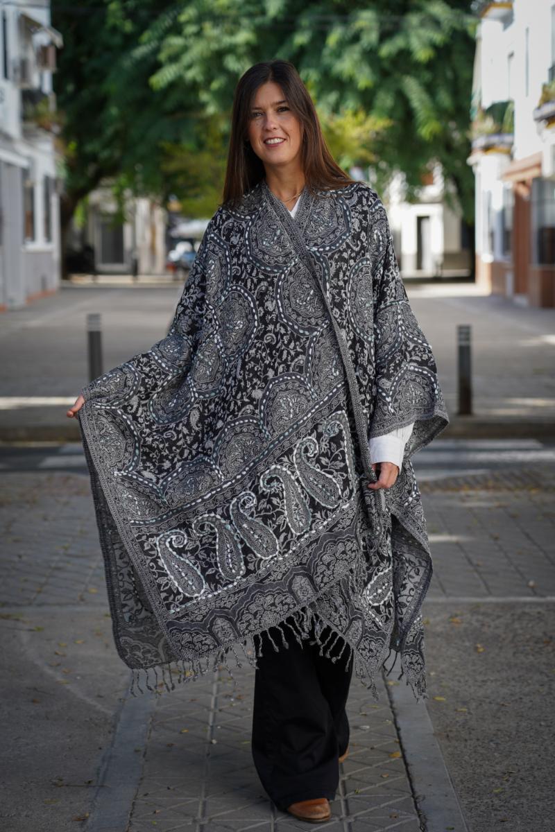 Poncho de lana bordado a mano -Negro-