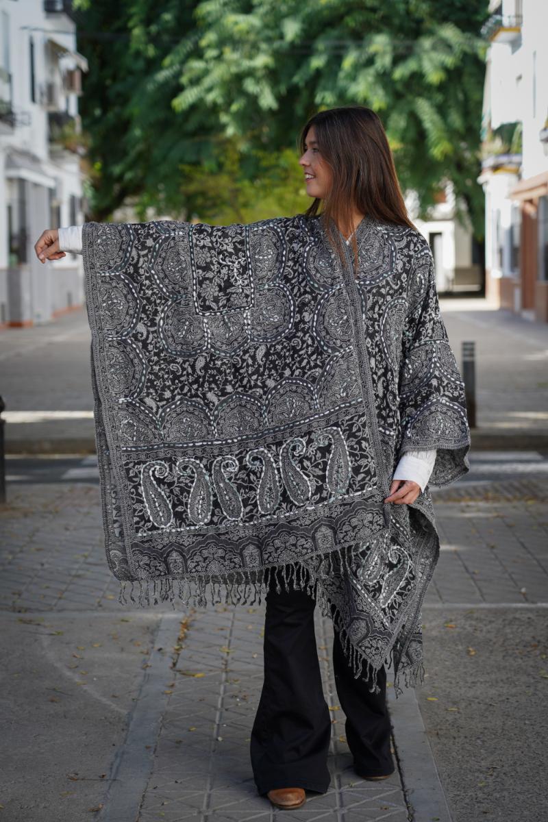 Poncho de lana bordado a mano -Negro- - Imagen 2
