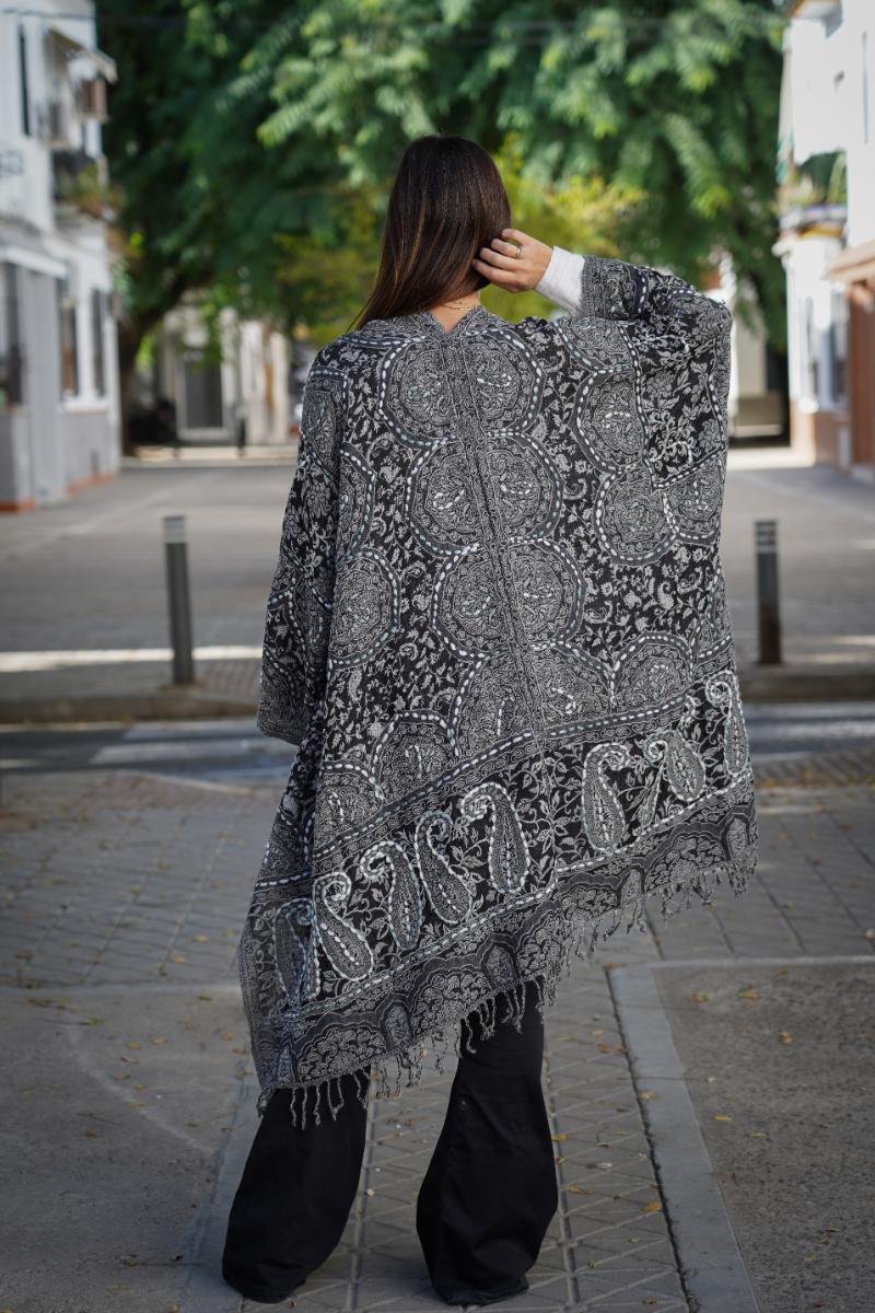 Poncho de lana bordado a mano -Negro- - Imagen 3