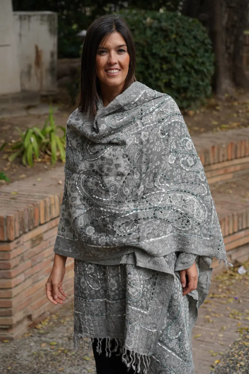 Poncho de lana bordado a mano Gris - Imagen 3