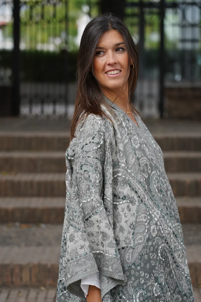 Poncho de lana bordado a mano Gris - Imagen 2