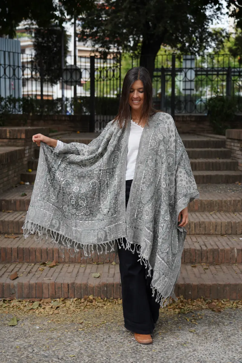 Poncho de lana bordado a mano Gris