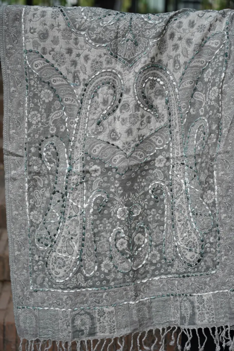 Poncho de lana bordado a mano Gris - Imagen 4