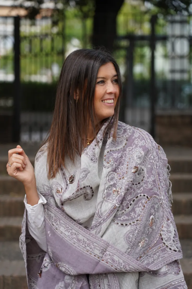 Poncho de lana bordado a mano Lila - Imagen 3