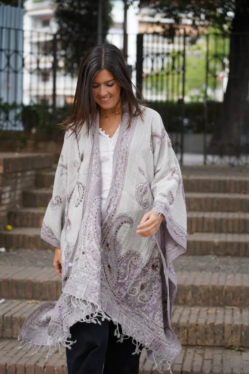 Poncho de lana bordado a mano Lila