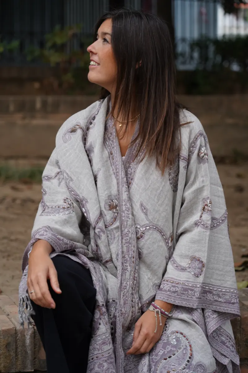 Poncho de lana bordado a mano Lila - Imagen 2