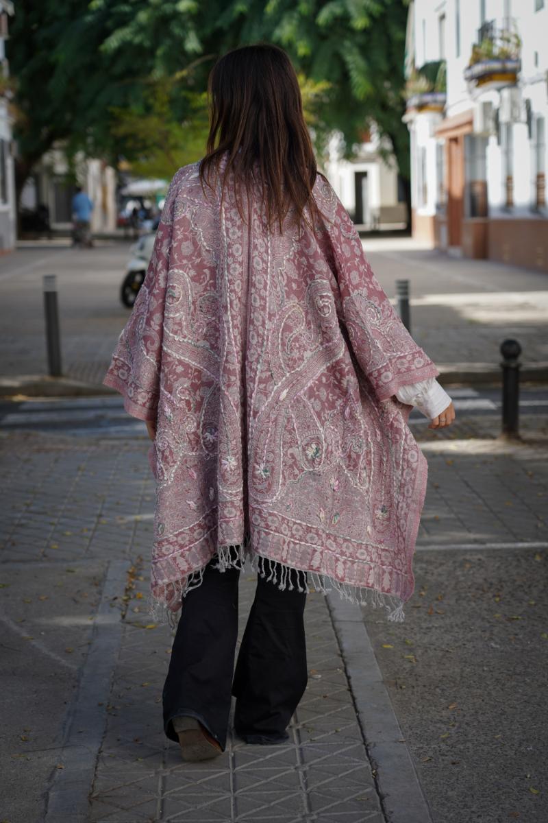 Poncho de lana bordado a mano -Rosa I- - Imagen 3