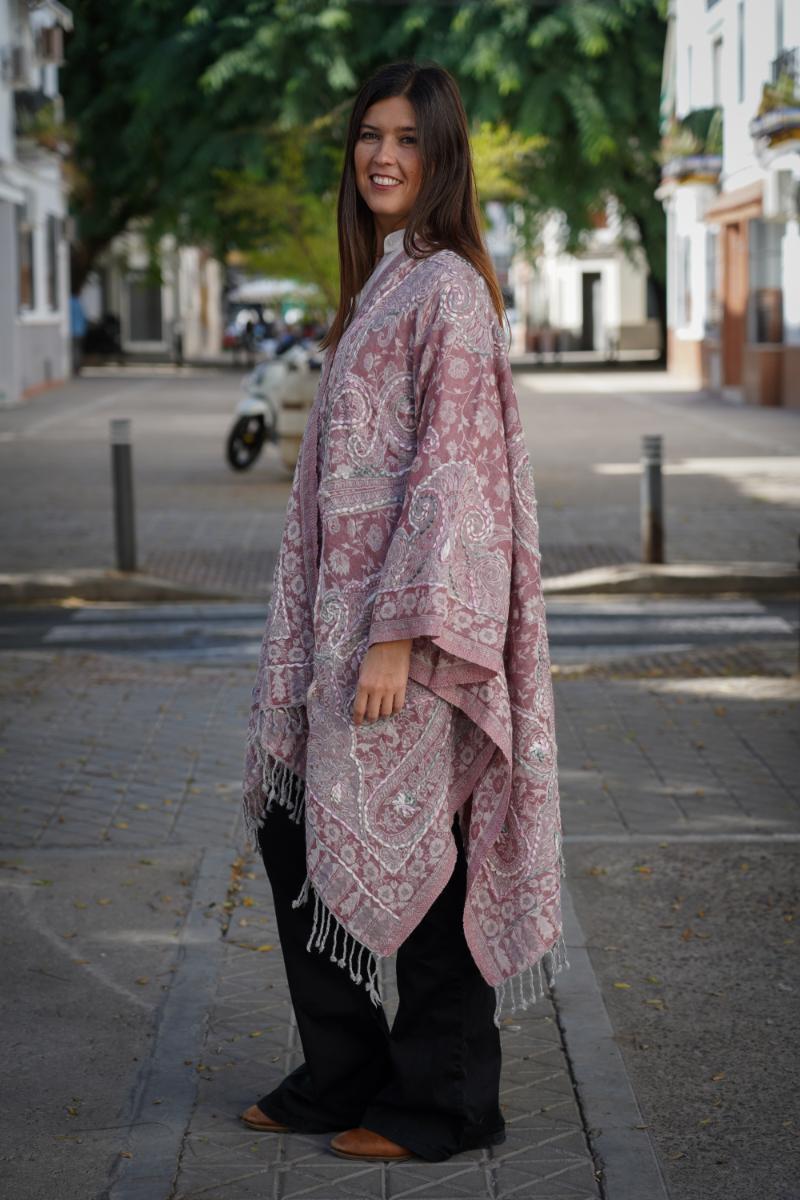 Poncho de lana bordado a mano -Rosa I- - Imagen 2