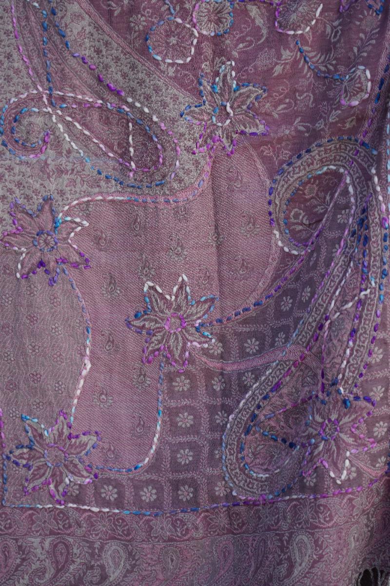 Poncho de lana bordado a mano -Rosa IV- - Imagen 4