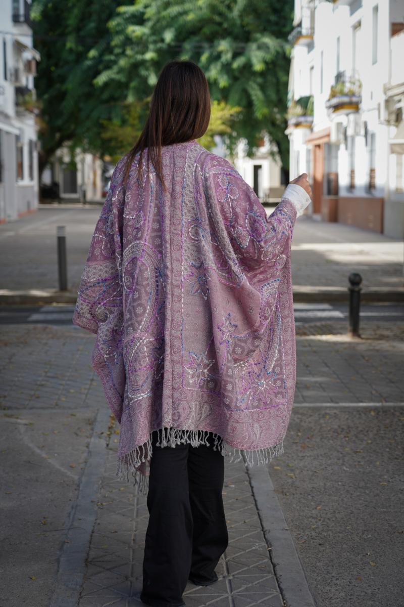 Poncho de lana bordado a mano -Rosa IV- - Imagen 3