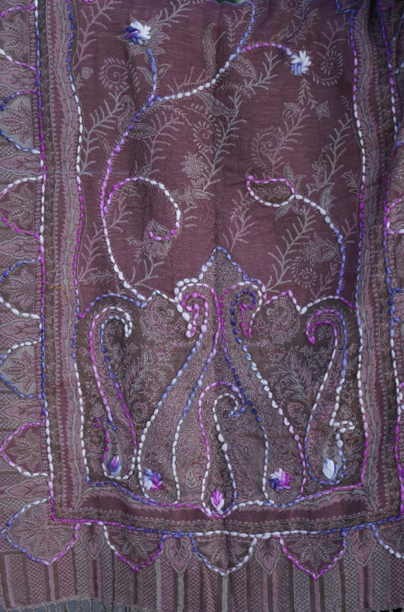 Poncho de lana bordado a mano -Rosa maquillaje- - Imagen 4
