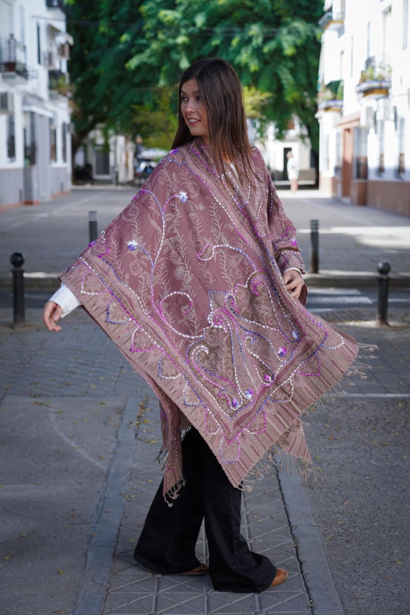 Poncho de lana bordado a mano -Rosa maquillaje-