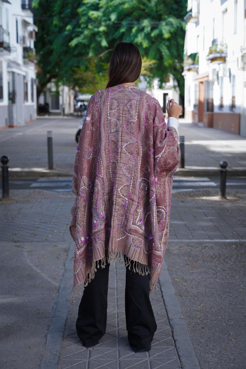 Poncho de lana bordado a mano -Rosa maquillaje- - Imagen 3