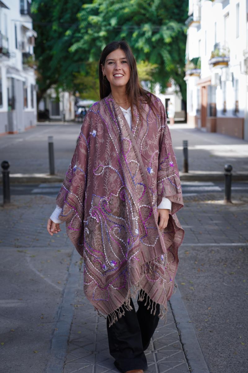 Poncho de lana bordado a mano -Rosa maquillaje- - Imagen 2