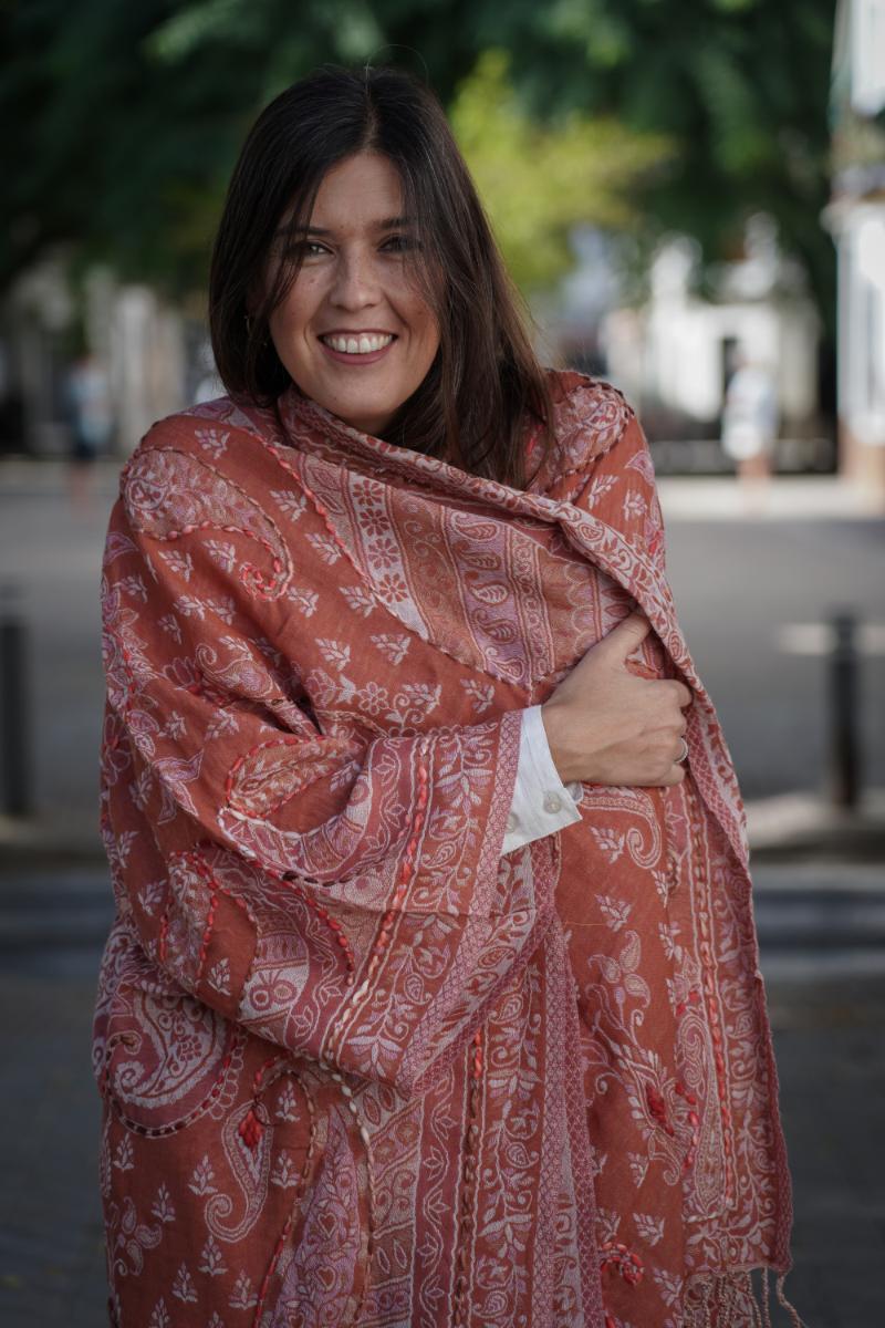Poncho de lana bordado a mano -Rosado-