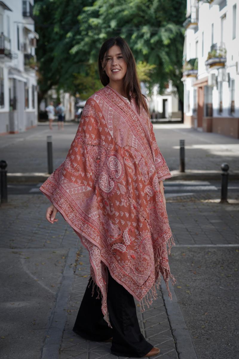 Poncho de lana bordado a mano -Rosado- - Imagen 2