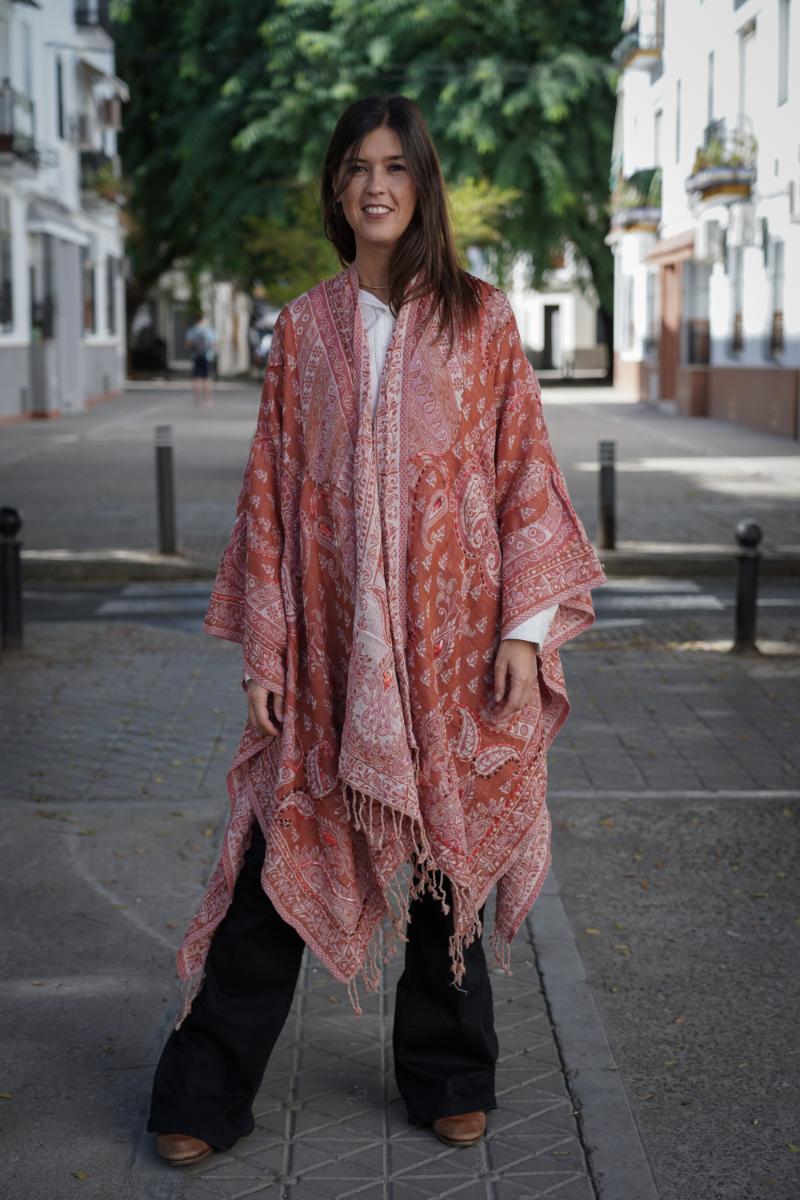 Poncho de lana bordado a mano -Rosado- - Imagen 3