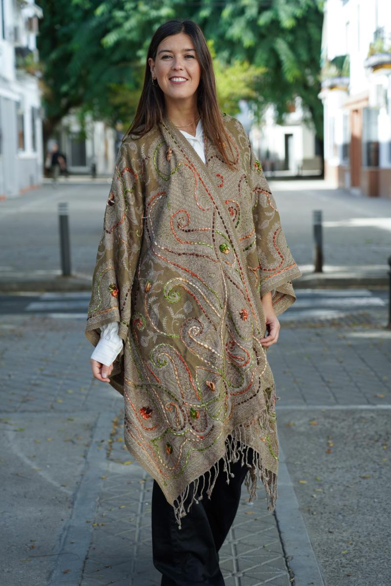Poncho de lana bordado a mano -Verde I-