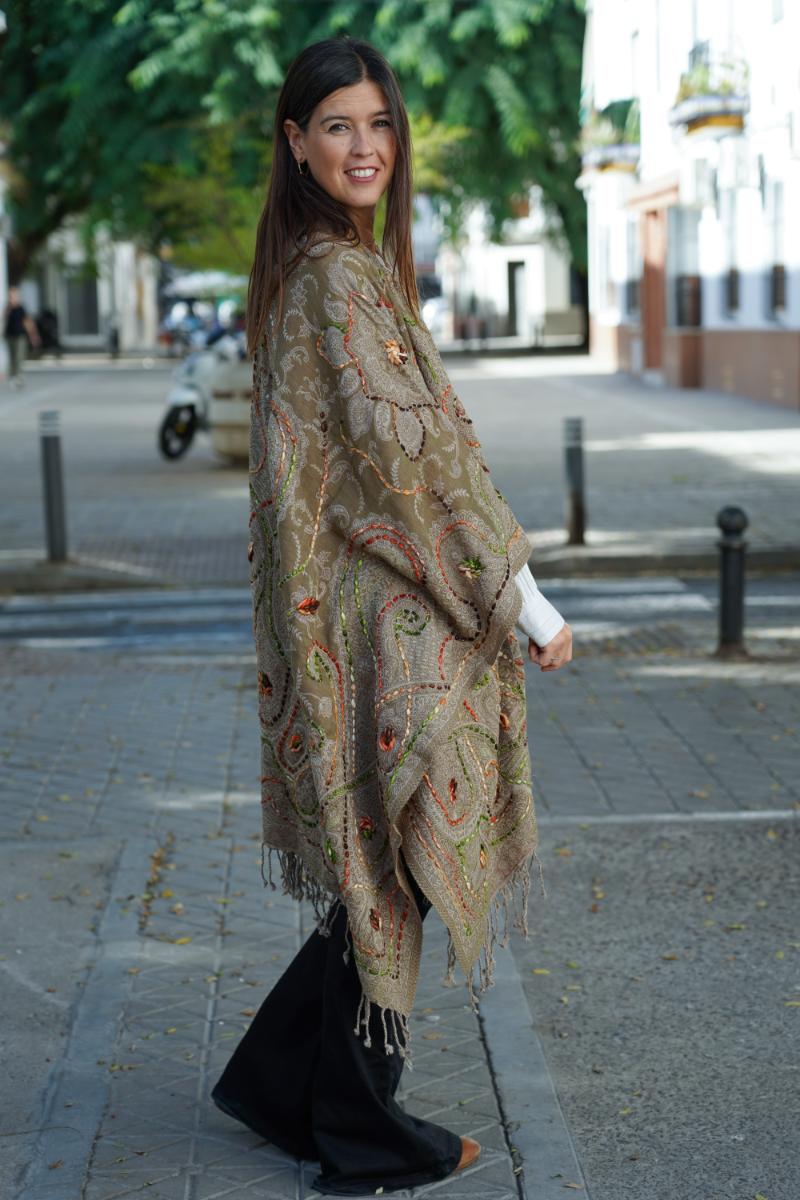 Poncho de lana bordado a mano -Verde I- - Imagen 2