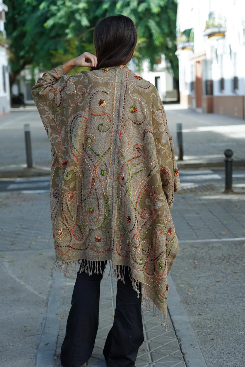 Poncho de lana bordado a mano -Verde I- - Imagen 3