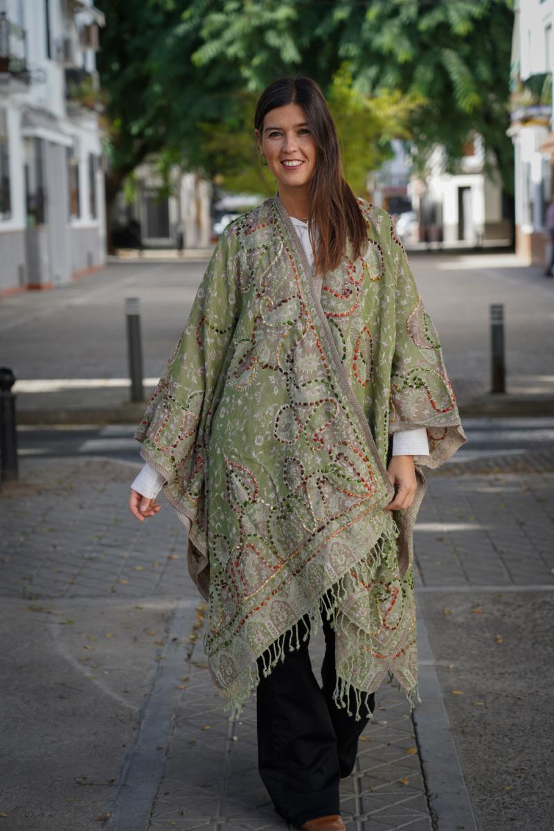 Poncho de lana bordado a mano -Verde II-