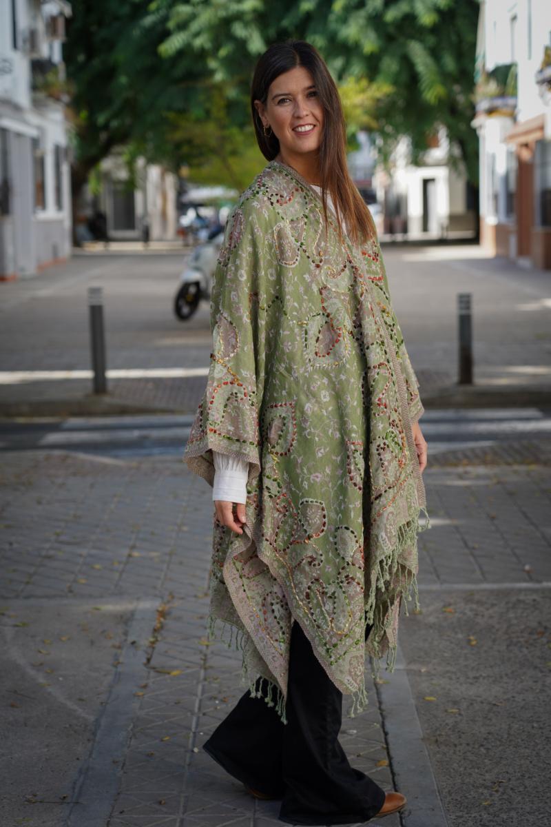 Poncho de lana bordado a mano -Verde II- - Imagen 2