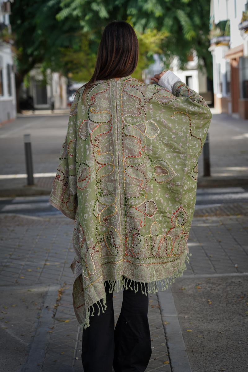 Poncho de lana bordado a mano -Verde II- - Imagen 3